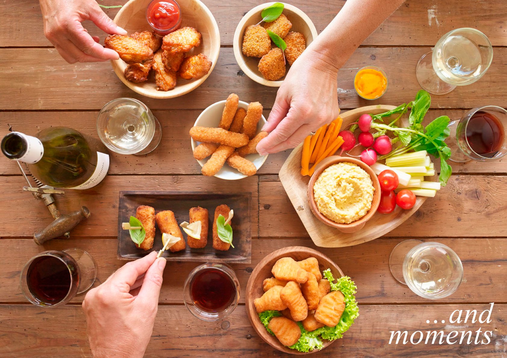 Foto de manos tomando piezas de comida