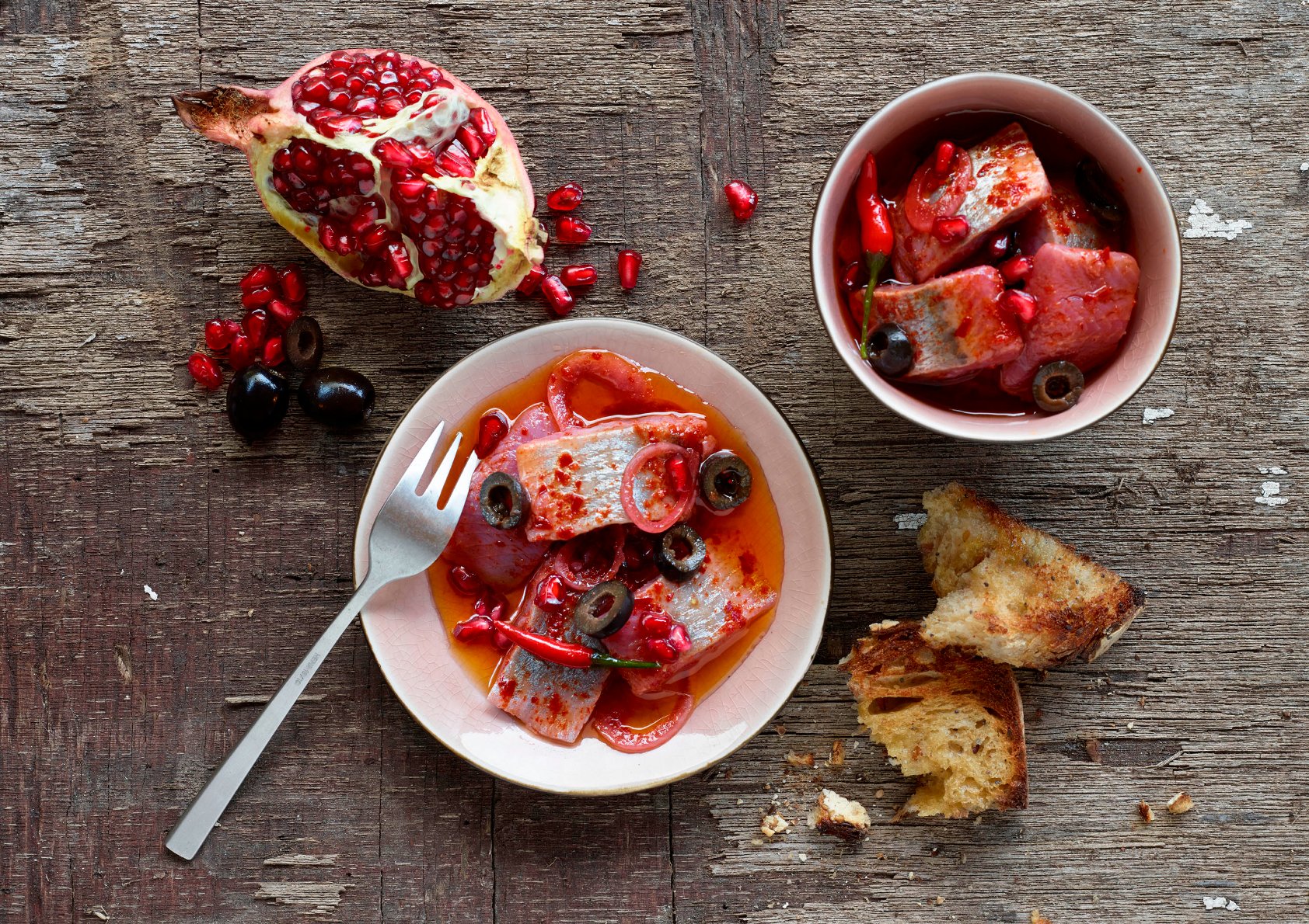 foto de comida con guayaba, aceitunas negras y pescado