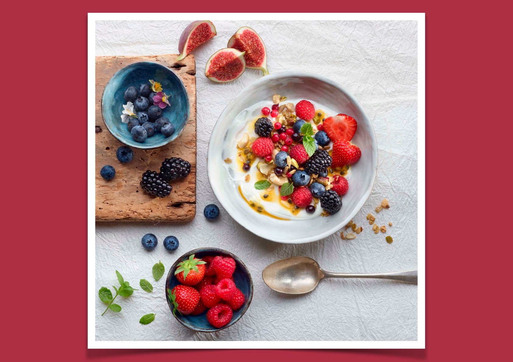 Foto de bowl de frutas con yogurt