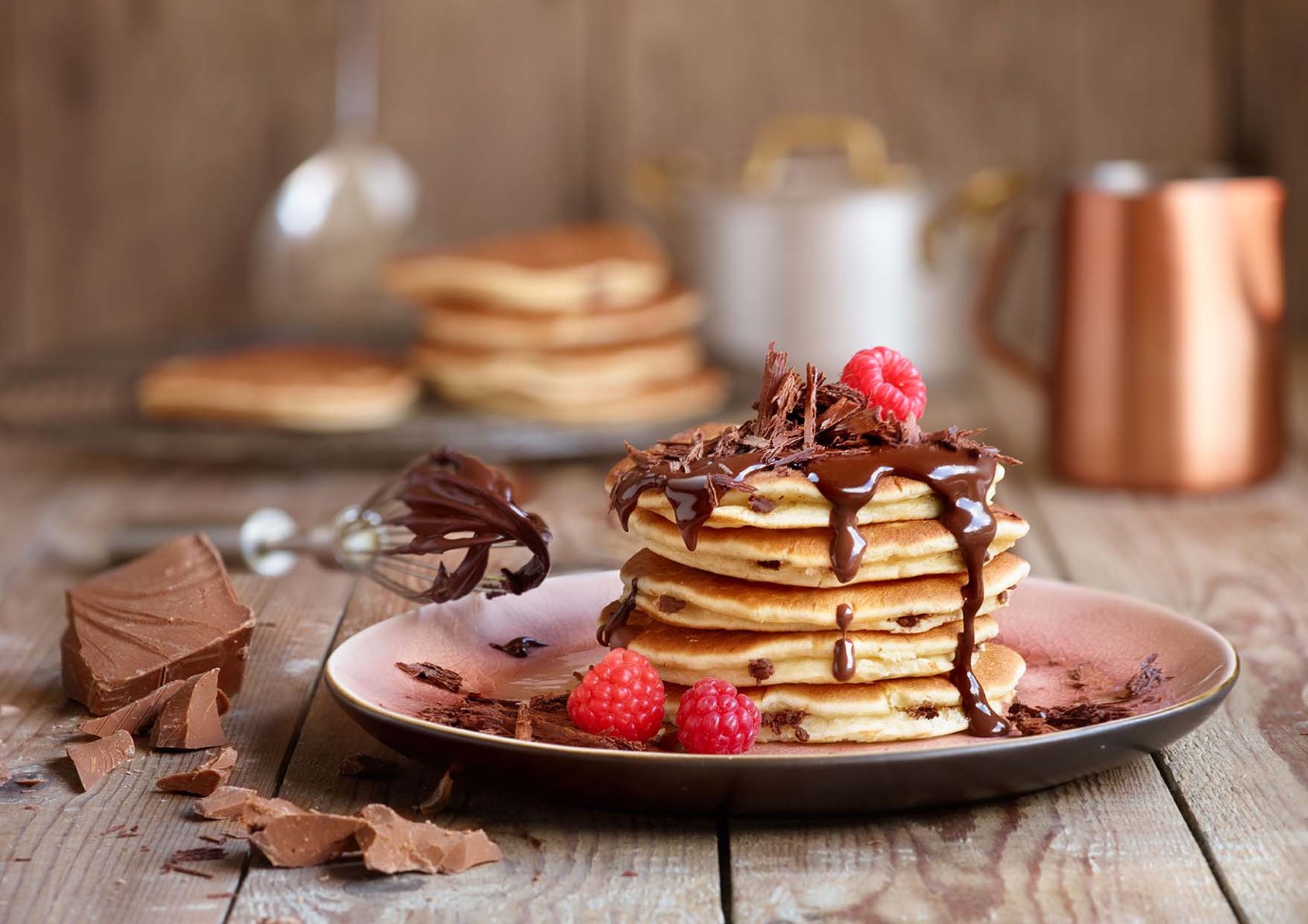 foto de waffles con chocolate y frambuesas