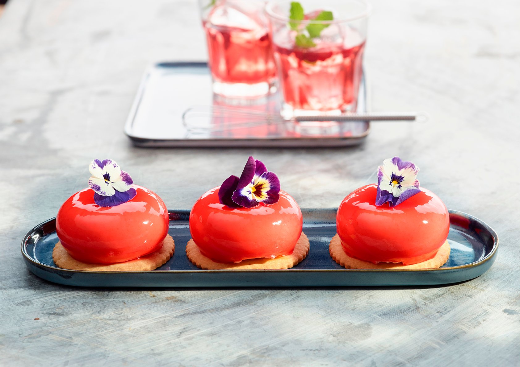 Foto de postres coloridos con decoración de flores