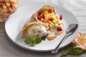 Crepes rellenas de helado y frutas. Paso a paso disponible.