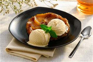 Cocina de Navidad. Tarta de manzanas con bolas de helado. Receta disponible. Paso a paso disponible.