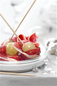 Pinchos de jamon iberico con uvas. Receta disponible TR