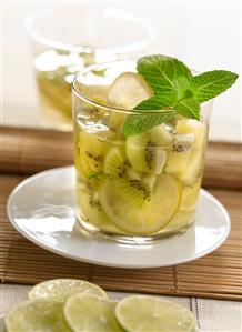 Kiwis macerados con jarabe de lima y menta. Receta disponible TR