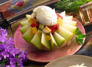 Melon con macedonia de frutas y helado. Receta disponible TR. Paso a paso disponible.