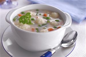 Sopa de coliflor y verduras a la crema.