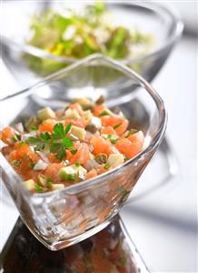 Tartar de salmon con aguacate. Receta disponible TR