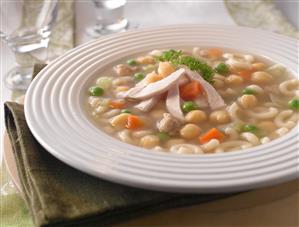 Caldo de pollo con garbanzos y verduras. Receta disponible