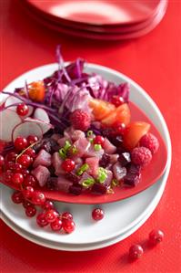 Ensalada de atun y frutos rojos. Receta disponible.