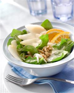 Ensalada con pera, naranja y nueces.