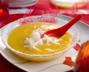 Sopa helada de fruta tropical con  lima. Receta disponible.