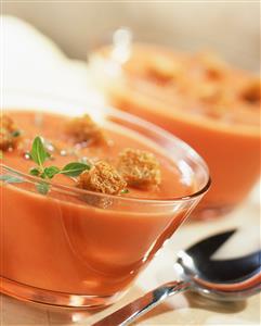 Sopa fria de tomates. Receta disponible.