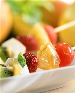 Brochetas de fruta y queso. Receta disponible.