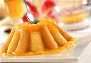 Flan al melocotón. Receta disponible.