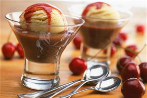 Helado con salsa de cerezas sobre mousse de chocolate. Receta disponible.