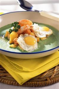 Sopa de espinacas y almendras con gambas, manzana y huevos de codorniz. Receta disponible.