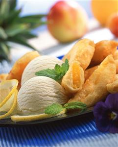 Tempura de frutas tropicales. Receta disponible.