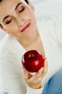 Mujer con una manzana. Alta resolución disponible. Contactar con: firofoto@firofoto.com Telf.: 93 211 25 93