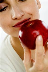 Mujer con una manzana. Alta resolución disponible. Contactar con: firofoto@firofoto.com Telf.: 93 211 25 93