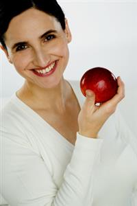 Mujer con una manzana. Alta resolución disponible. Contactar con: firofoto@firofoto.com Telf.: 93 211 25 93