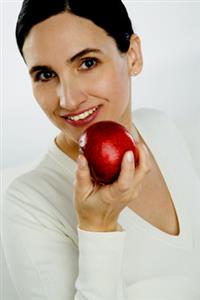 Mujer con una manzana. Alta resolución disponible. Contactar con: firofoto@firofoto.com Telf.: 93 211 25 93