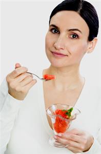 Mujer comiendo macedonia de frutas. Alta resolución disponible. Contactar con: firofoto@firofoto.com Telf.: 93 211 25 93