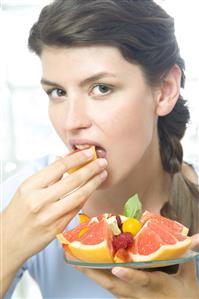 Mujer comiendo fruta. Primer plano.