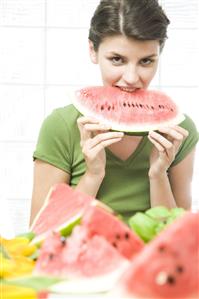 Mujer comiendo sandia.