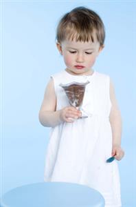 Niña mirando el postre de chocolate antes de comerselo. Todas las resoluciones disponibles. Contacta con: firofoto@firofoto.com Telf.: 93 211 25 93 