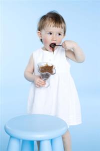 Niña comiendo un postre de chocolate. Todas las resoluciones disponibles. Contacta con: firofoto@firofoto.com Telf.: 93 211 25 93 