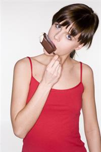 Mujer comiendo un bombon helado de chocolate. Todas las resoluciones disponibles. Contacta con: firofoto@firofoto.com Telf.: 93 211 25 93 