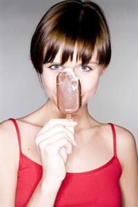 Mujer comiendo un bombon helado de chocolate. Primer plano. Todas las resoluciones disponibles. Contacta con: firofoto@firofoto.com Telf.: 93 211 25 93 