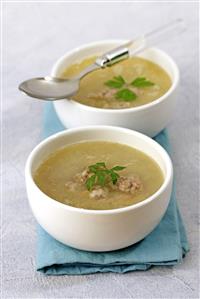 Caldo con albondiguillas. Receta disponible.