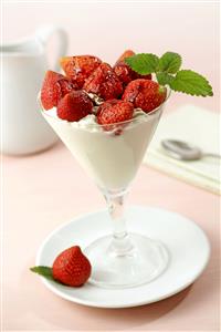 Copa de yogur con fresas. Receta disponible.