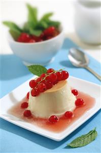 Flan de queso con coulis de frutos rojos. Receta disponible.