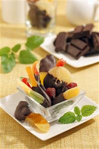 Frutas escarchadas con chocolate. Receta disponible.
