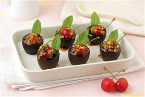 Minivasitos de chocolate con cerezas. Receta disponible.