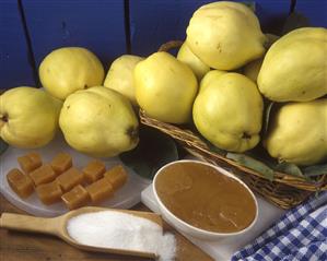 Membrillos en un cesto y dulce de membrillo.
