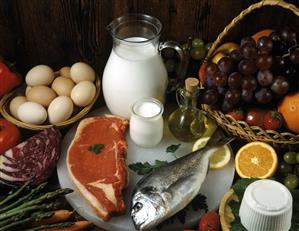 Alimentos varios: productos lacteos, huevos, carne, pescado, aceite, frutas y hortalizas. 