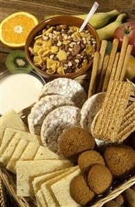 Desayuno a base de alimentos dieteticos: galletas integrales, galletas de arroz, fruta, cereales y leche. 