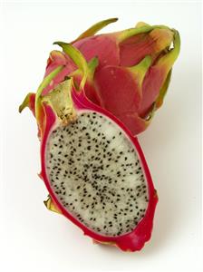 Pitahaya roja o fruta del dragon. Un fruto entero y medio.