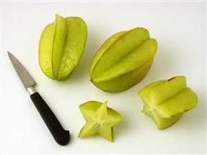 Carambola. Dos frutos enteros y uno, partido.