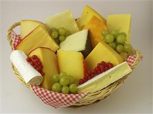 Bodegon de quesos con uvas y grosellas.    