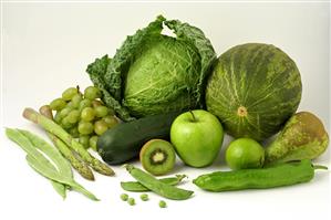 Bodegon de productos de color verde: frutas, hortalizas, legumbres.