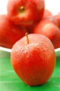 Manzanas cubiertas de gotas de agua.