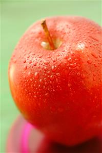 Manzana cubierta de gotas de agua. Detalle.