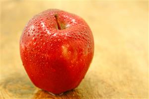 Manzana cubierta de gotas de agua.