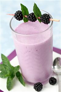 Batido de leche de soja con moras.