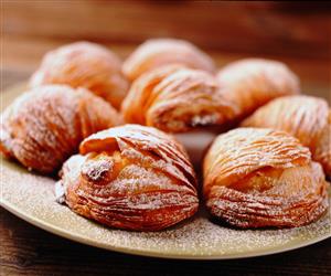 Bollitos de hojaldre con frutas confitadas y requeson. Receta disponible.